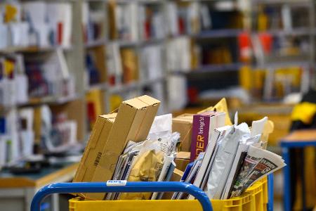 Probleme bei der Paketzustellung? Keine Postfiliale in der Nähe? Der Mängelmelder Post der Bundesnetzagentur nimmt ab sofort Beschwerden entgegen. (Symbolbild)