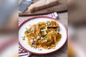 Kürbisravioli in goldener Salbeibutter