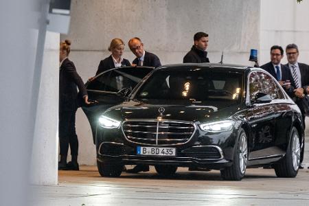 Bundeskanzler Friedrich Merz (CDU) geht zum Koalitionsausschuss.