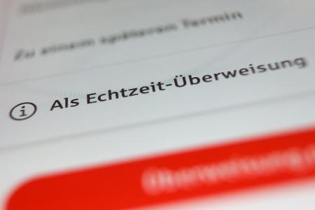 Innerhalb von Sekunden ist das Geld von einem aufs andere Konto überwiesen. (Symbolbild)