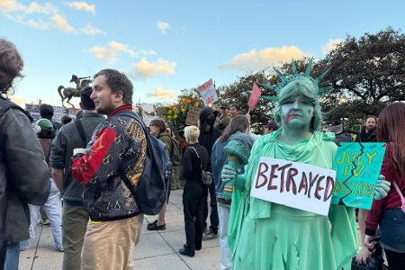Der Bundesstaat Illinois und die drittgrößte Stadt der USA klagen gegen Trump, weil sie einen Einsatz von Mitgliedern der Nationalgarde auf Geheiß der US-Regierung in Illinois für rechtswidrig halten. 