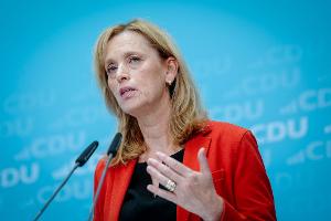 Bildungsministerin Prien berichtet von Überlegungen unter Juden, ob sie sich vorsorglich ein Finanzpolster im Ausland anlegen sollen. 