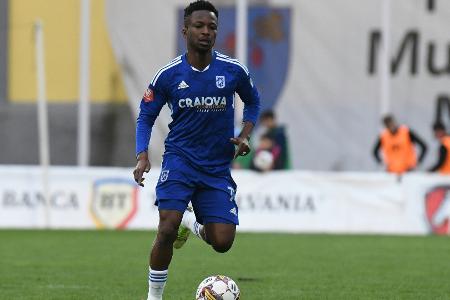 Kollision mit Werbebande: Fußballer erleidet Genickbruch