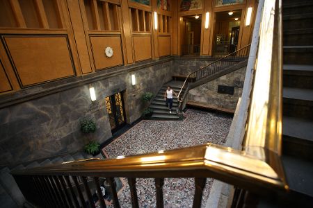 Blick in die Eingangshalle des Stadtbads Neukölln in Berlin