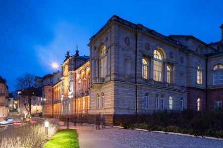 Blick bei Nacht von außen auf das Friedrichsbad in Baden-Baden