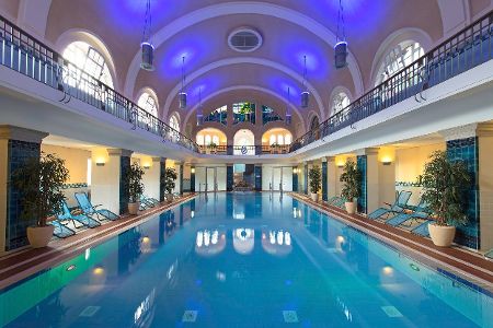 Blick in die Schwimmhalle des Merkel'schen Schwimmbads in Esslingen