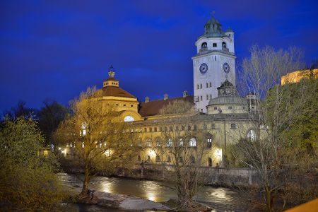 Blick auf das Müllersche Volksbad am Münchner Isarufer