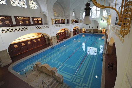 Blick in die Schwimmhalle des Müllerschen Volksbads in München