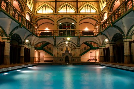 Blick in die Schwimmhalle des Johannisbads in Zwickau