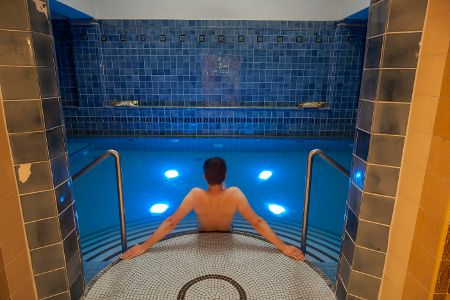 Blick in ein Schwimmbad des Neptunbads in Köln