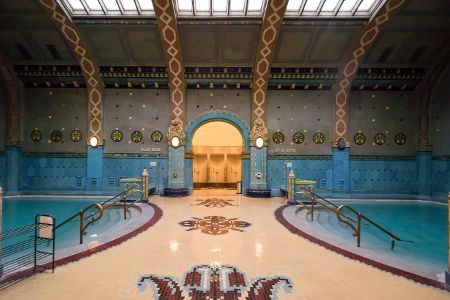 Blick ins Gellértbad in Budapest