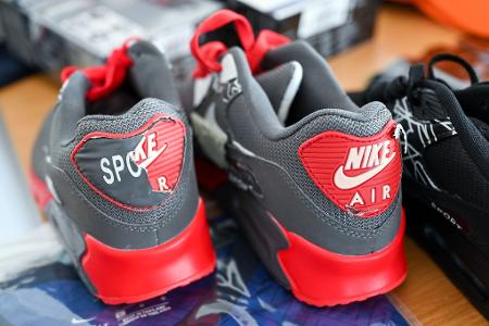 Eine Fälschung imitiert einen Markenartikel - wie in diesem Fall Nike-Schuhe.