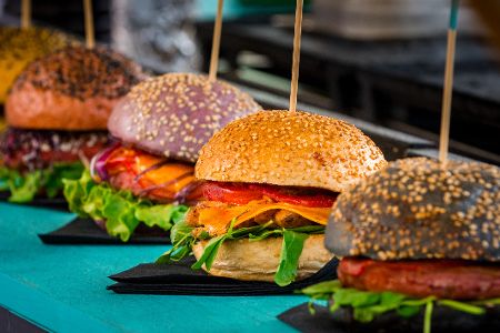 Mehrere Burger nebeneinander auf einem Tresen