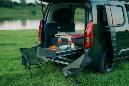 Außenaufnahme, Campingstühle, Tisch, Heck