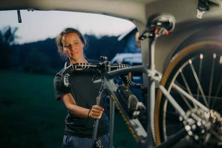 Fahrradtransport, Frau, Fahrrad