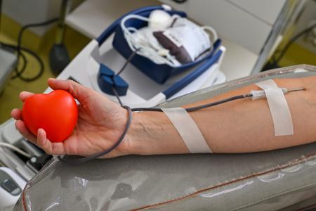 Blutspenden in der Erkältungszeit: So viele Tage sollten Sie nach Infekt, Impfung oder Antibiotika-Einnnahme warten.