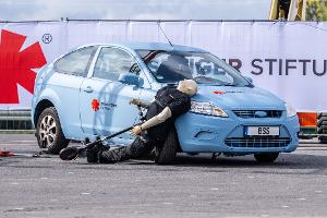 Crashtest mit einem E-Scooter: Ein abbiegendes Auto erfasst den Dummy - der prallt hart auf den Wagen.