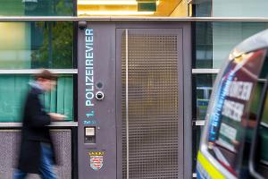 Der Verdacht gefährde das Ansehen der Polizei, sagt der Frankfurter Polizeipräsident.