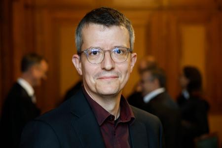 Der Referent der Verbraucherzentrale, Henning Fischer, spricht anlässlich der Klage von juristischem Neuland. 