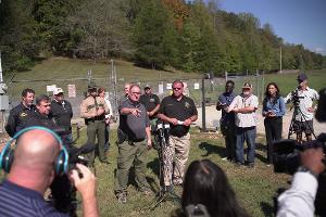 Der Sheriff informiert die Presse laufend über neue Details der Ermittlungen.