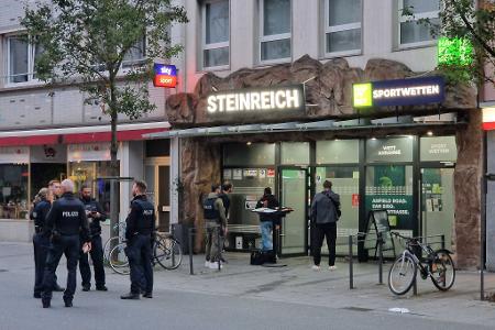 Drei Männer wurden durch mindestens drei Schüsse im Bereich der Beine und des Oberkörpers verletzt. 