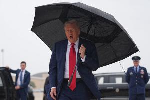 Trump fliegt nach Israel.