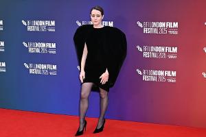 Unübersehbar! Claire Foy im Minikleid mit riesigen Schulterpolstern