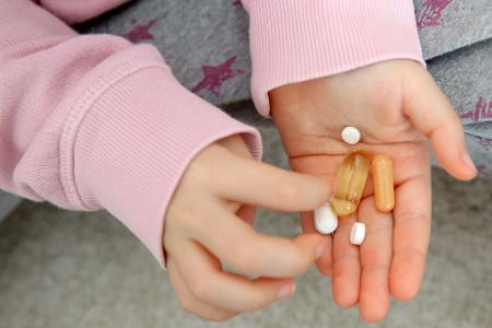 Riskante Neugier: Medikamente sollten nicht in Griffweite von Kindern abgelegt werden.