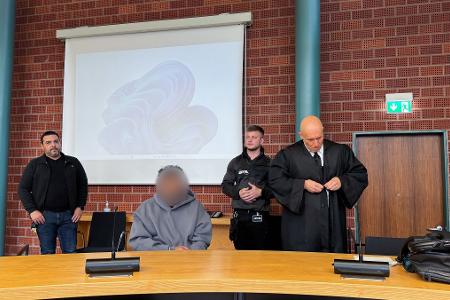 Dem angeklagten 50-Jährigen wird Mord aus niedrigen Beweggründen vorgeworfen.