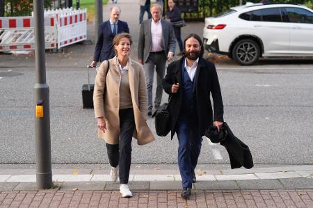 Unternehmerin Block (links) und ihr Verteidiger Bott (rechts) laufen zum Landgericht. 