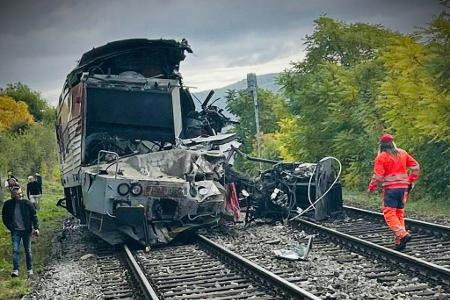 Der Zusammenstoß der beiden Personenzüge ereignete sich nahe dem Dorf Jablonov nad Turnou im Südosten der Slowakei, nahe der Grenze zu Ungarn.