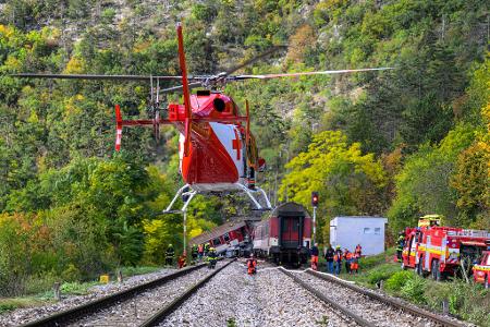 Rettungskräfte sind nach der Kollision zweier Schnellzüge in der Gemeinde Jablonov nad Turnou im Bezirk Roznava im Einsatz.