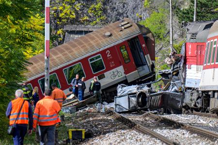 Rettungskräfte sind nach der Kollision zweier Schnellzüge in der Gemeinde Jablonov nad Turnou im Bezirk Roznava im Einsatz.