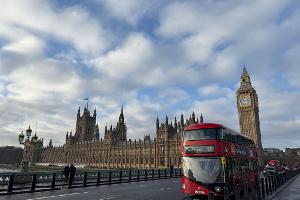 Die roten Doppeldeckerbusse sind aus dem Londoner Stadtbild nicht wegzudenken. (Archivbild)