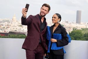 Tessa Thompson: Chris Hemsworth ist "ein Baby mit Muskeln"