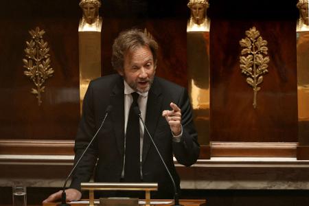 Der Fraktionschef von Frankreichs Sozialisten, Boris Vallaud, stellt sich in der politischen Krise hinter die Regierung.