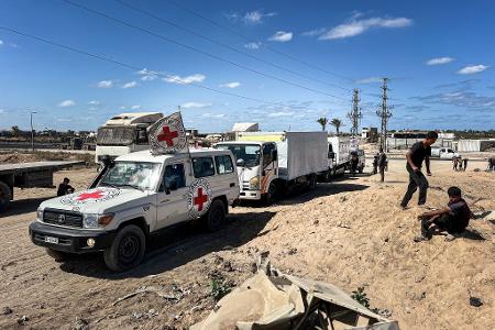 Mitarbeiter des Roten Kreuzes helfen bei Übergabe der Leichen von Geiseln. (Archivbild)