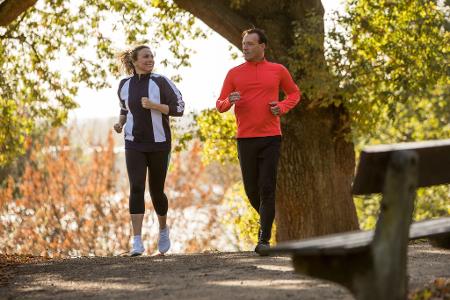 Immer eine gute Idee: locker einlaufen und das Tempo nach und nach steigern. 