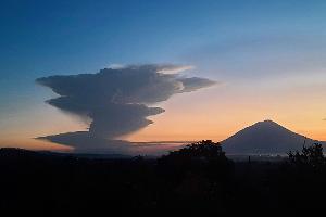 Immer wieder kommt es an dem Feuerberg zu Eruptionen, die Einwohner und auch Touristen in Schrecken versetzen. (Archivbild)
