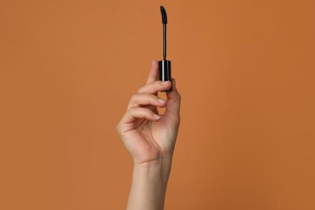 Sanfter Trend für den Herbst: Wie man braune Mascara richtig schminkt