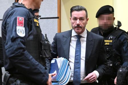 Am zweiten Tag seines Prozesses musste sich Benko Aussagen von Zeugen stellen.