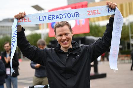 Endlich in Frankfurt! Im Innenhof der Buchmesse war der 27-Jährige am Ziel.