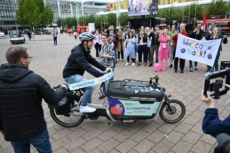 Freunde und Familie erwarteten Lennart Schaefer am Ziel. 