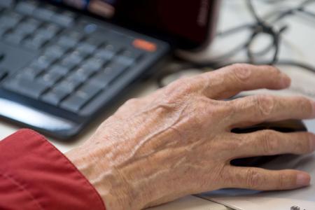 Wer auch im Alter arbeitet, soll bis zu 2.000 Euro steuerfrei verdienen können. (Symbolbild)