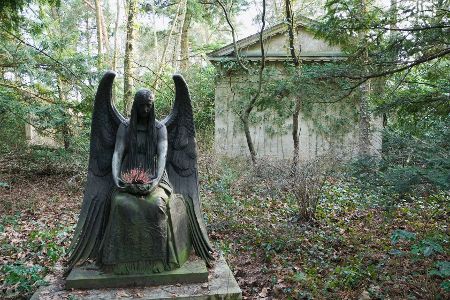 Engel im Wald vor einem Mausoleum auf dem Südwestfriedhof in Stahnsdorf