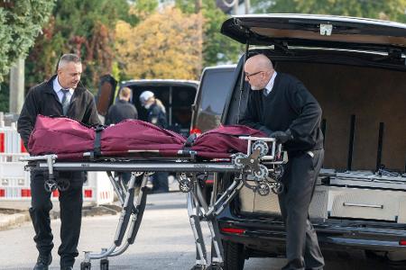 Am Tag nach dem Großbrand wurde eine Leiche aus dem Haus geborgen. (Archivbild)