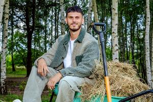 Aufpasser bei "Der Promihof": Das ist Nino Sifkovits