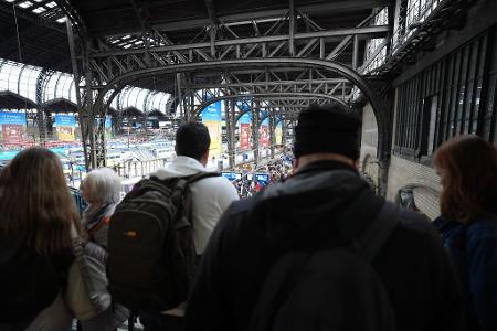 Jeden Tag fahren hunderte Züge am Hamburger Hauptbahnhof