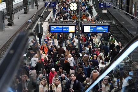 Jeden Tag fahren hunderte Züge am Hamburger Hauptbahnhof.