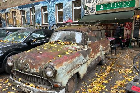 Der Oldtimer musste umparken, weil Parkplätze im Kiez schwinden. Sein neuer Standort ist fast gegenüber vom alten.